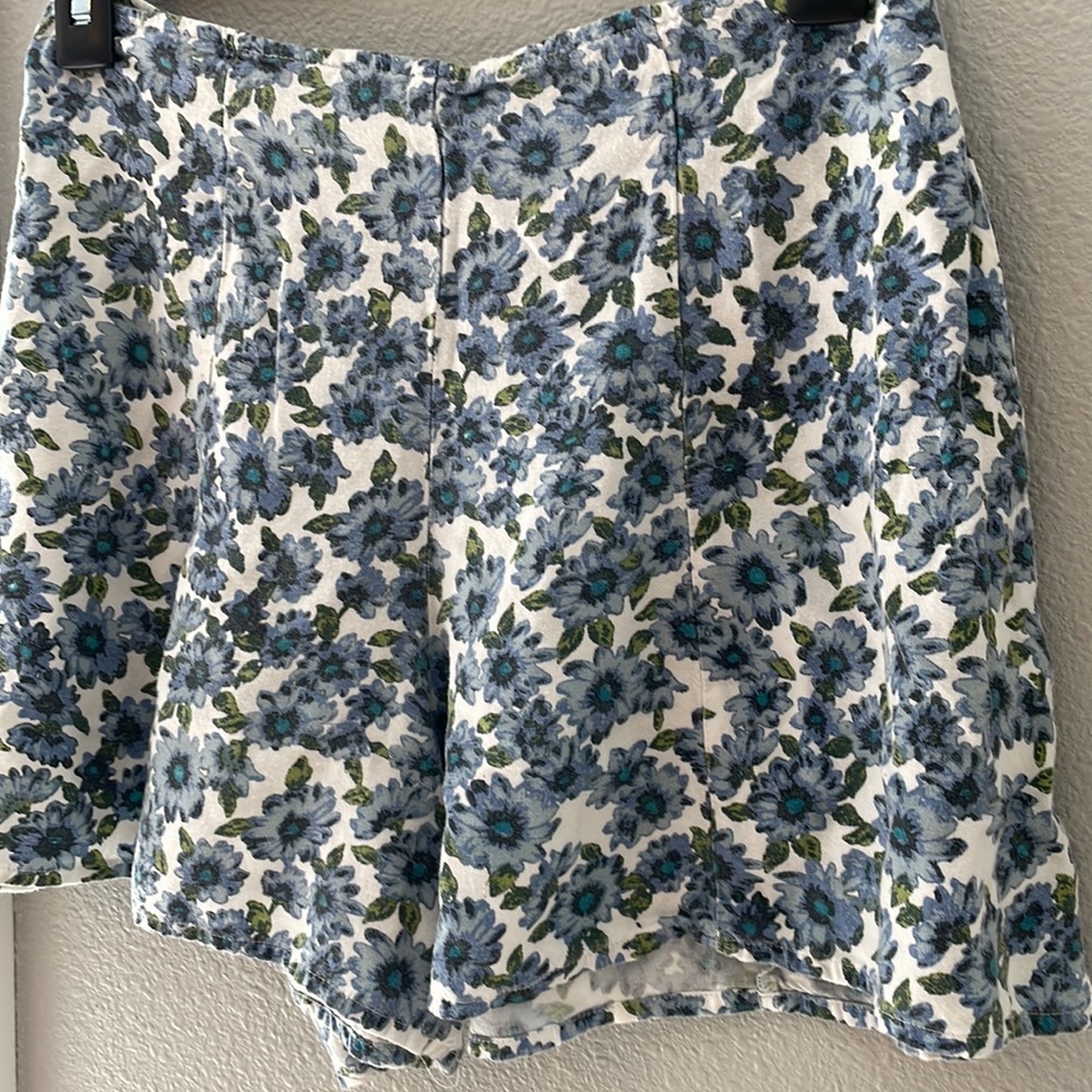 5/$15 Kimchi Blue floral high rise flowy shorts - Picture 2 of 5